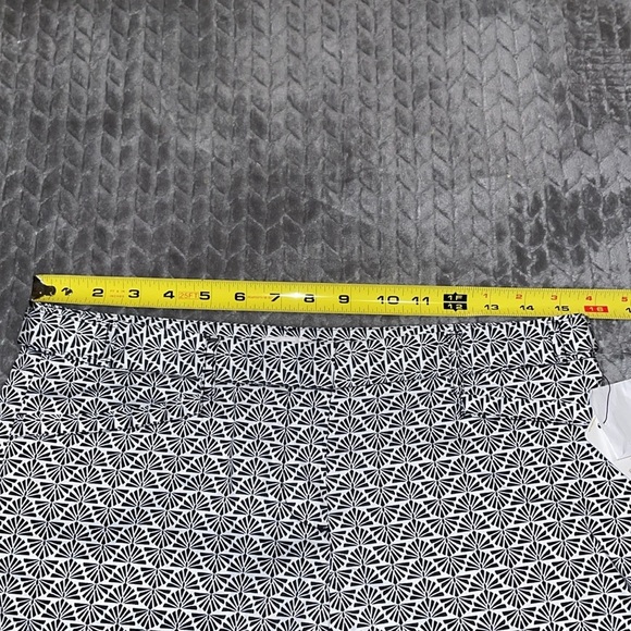NWT Laundry by Shelli Segal Printed Shorts Women’s Black/White Size 4 MSRP $169 - Picture 4 of 9